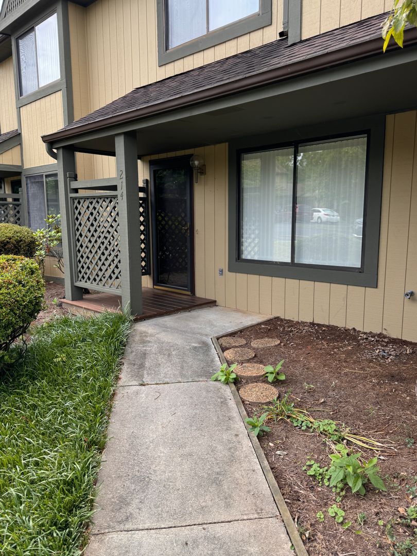 Forest Townhome: 214 Walnut Ridge Drive