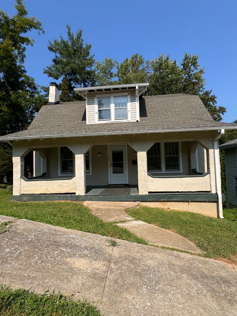 Lynchburg House: 107 Fredonia Avenue