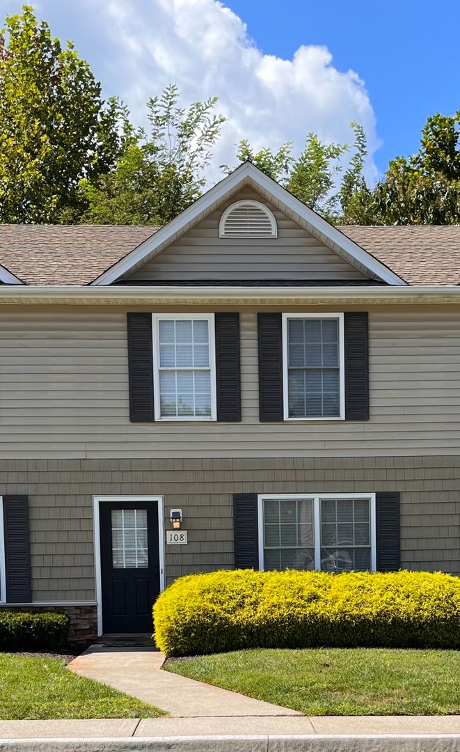 Lynchburg House: 108 Old Tavern Circle