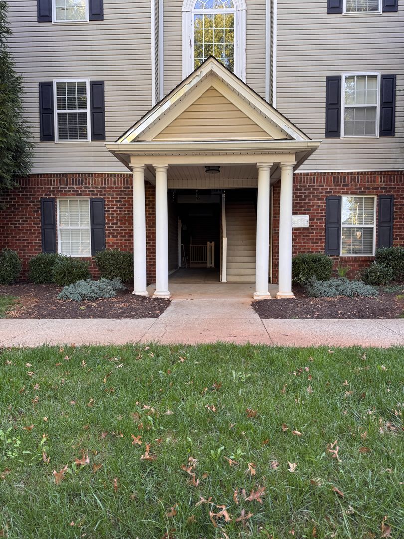 Lynchburg House: 623 Wyndhurst Drive