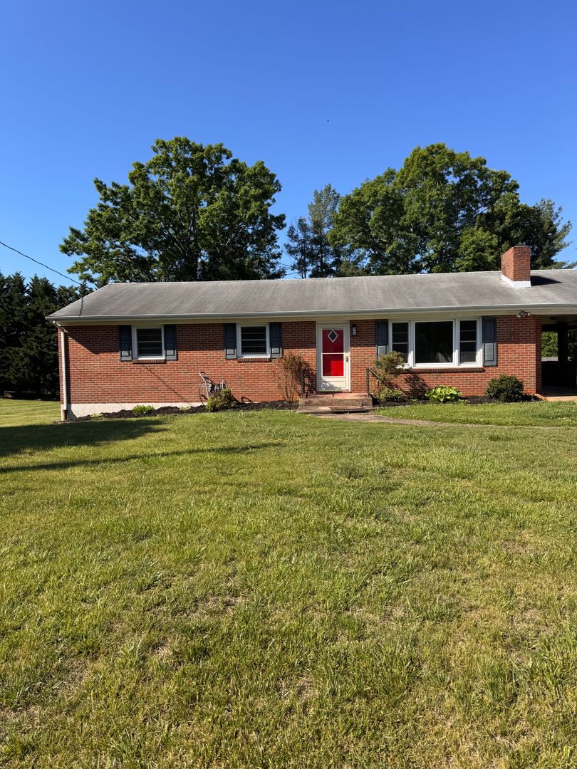 Lynchburg House: 104 Tanzalon Drive