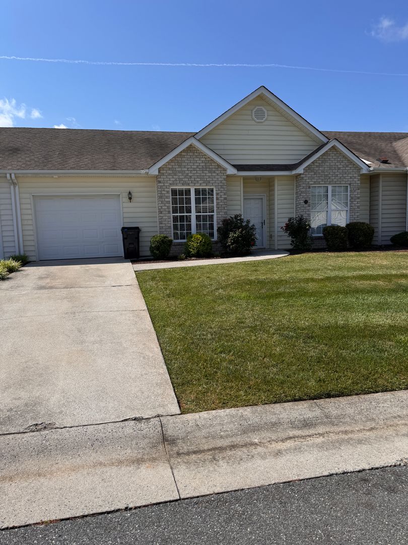 Lynchburg House: 10 Shoreline Drive