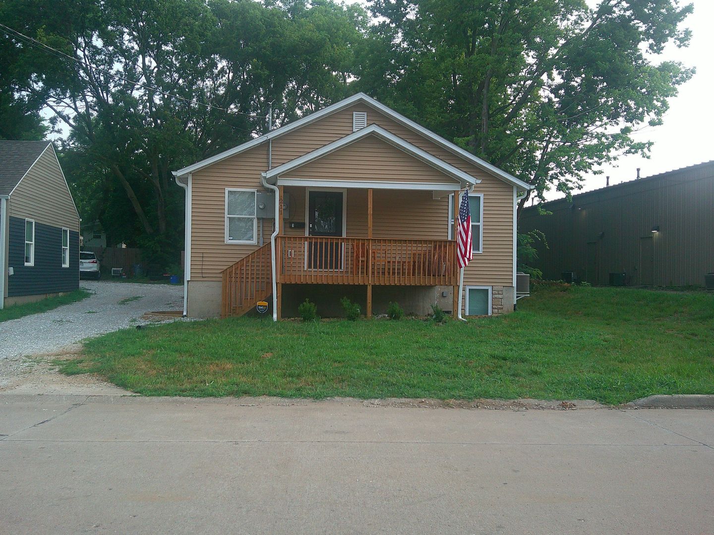 Columbia Apartment: 211 Hickman Ave