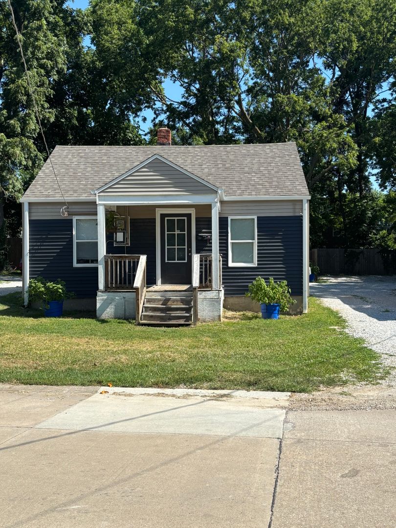 Columbia House: 209 Hickman Ave