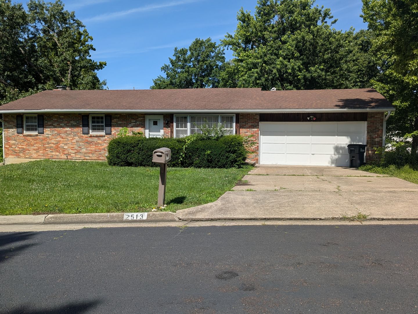 Columbia House: 2513 Lilac Dr