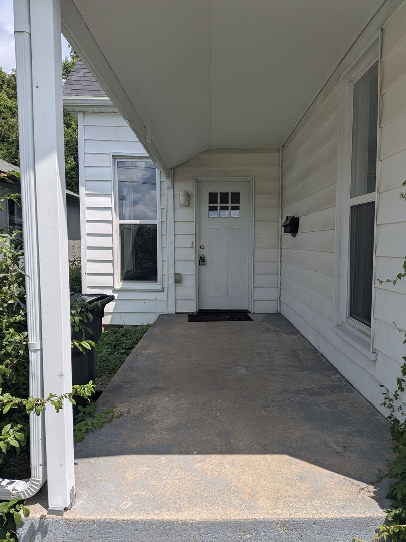 Columbia House: 906 N 7th St