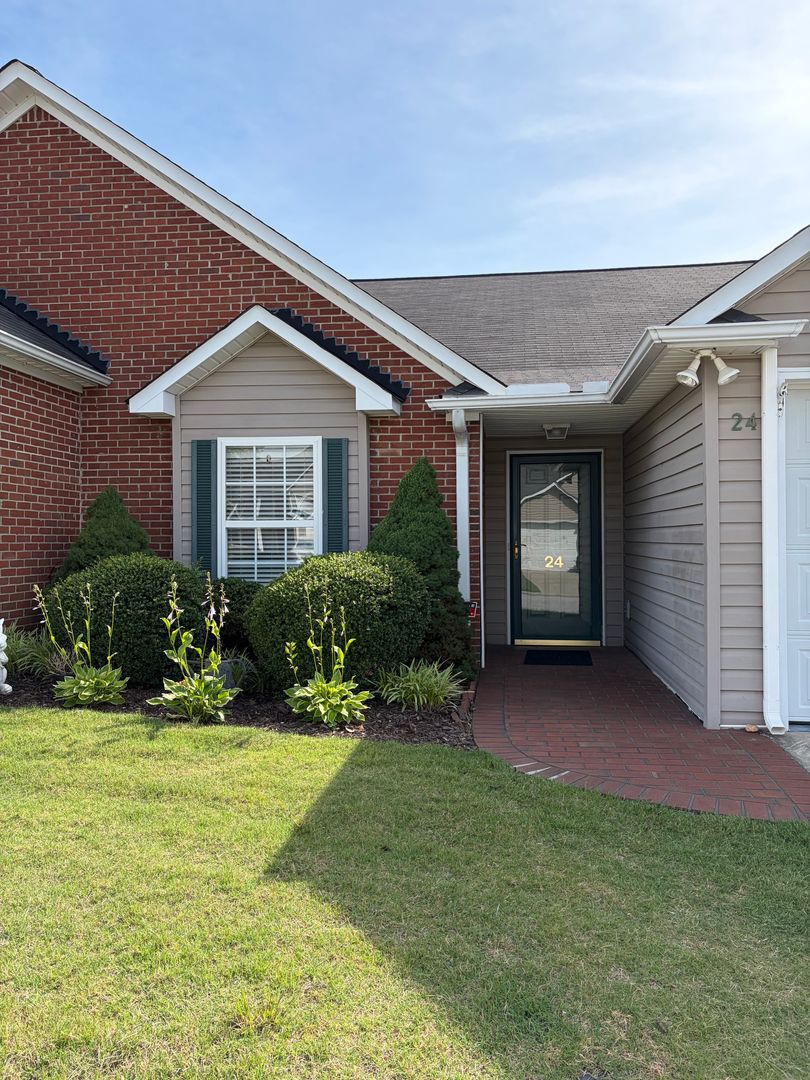 Simpsonville House: 24 Magnolia Crest Drive
