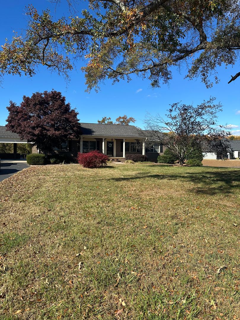 Greenville House: 380 Fowler Circle