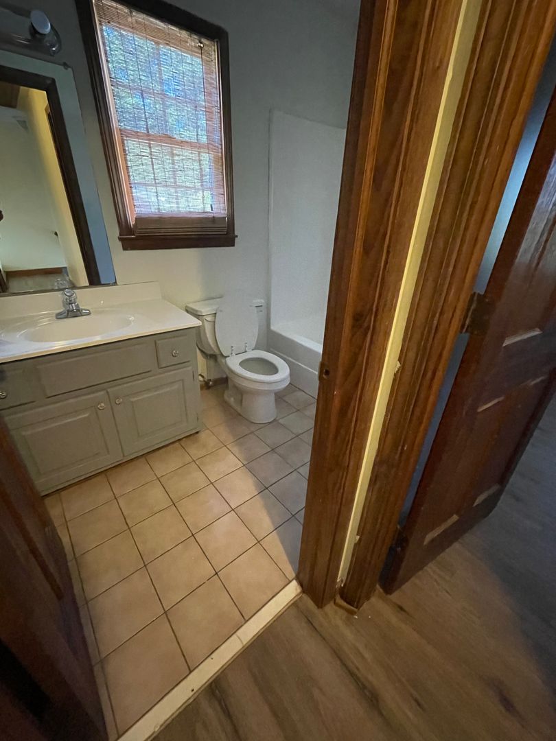 Fountain Inn House: 905B North Main Street