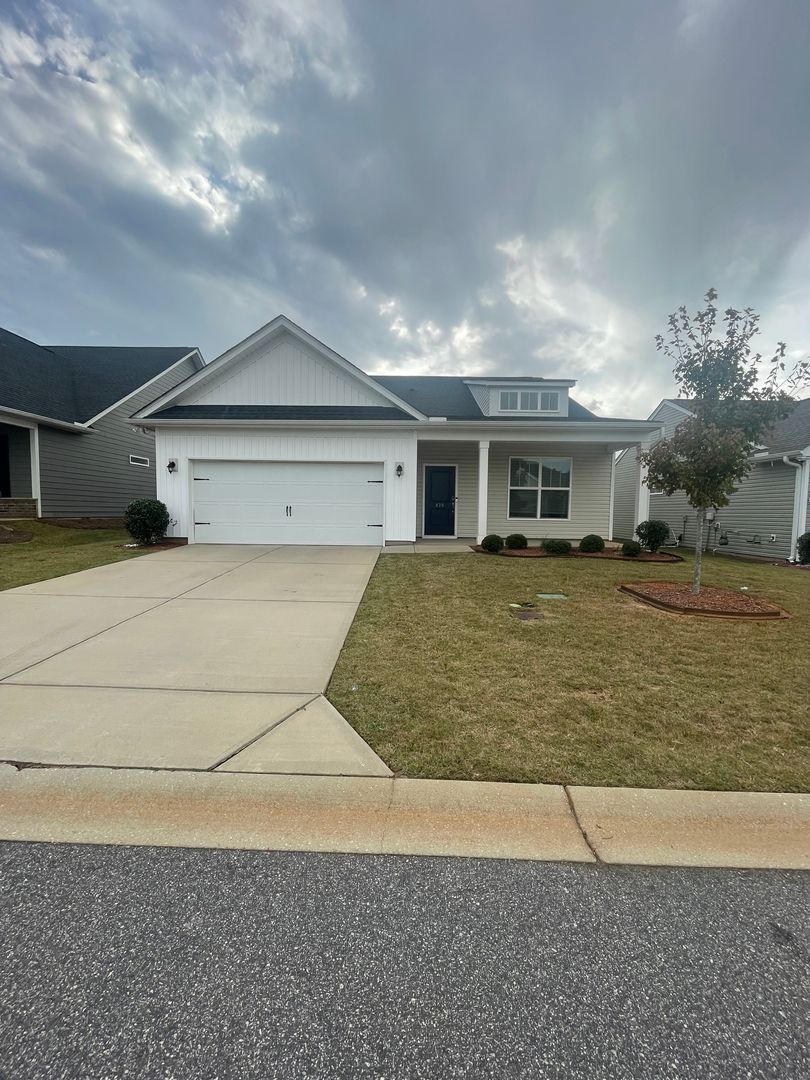 Duncan House: 476 White Peach Way