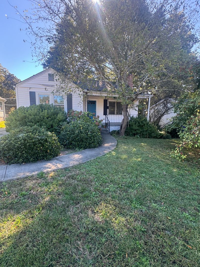 Greenville House: 219 Vintage Ave