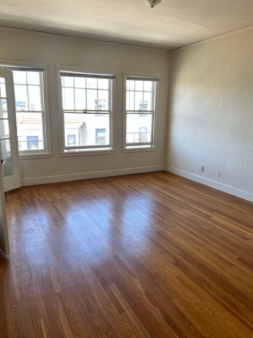 San Francisco Apartment: 2120 Larkin Street