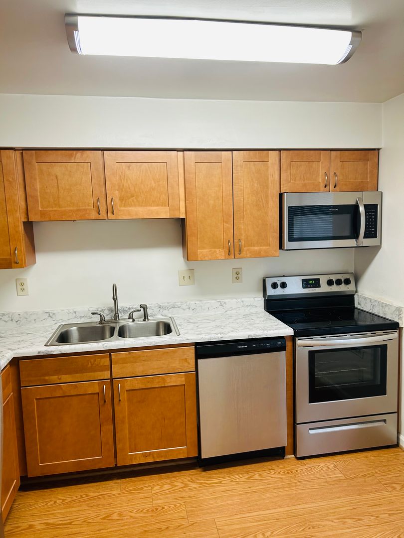 VA Beach Apartment: 524 Aylesbury Dr