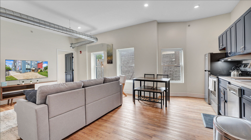 Fully Renovated Downtown Apartment – photo 1