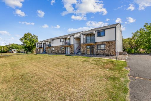 MOVE IN SPECIAL!!! 1/2 OFF FIRST FULL MONTHS RENT!!!1 bed/1 bath open floor plan, updated apartment, central heat and air! – photo 1
