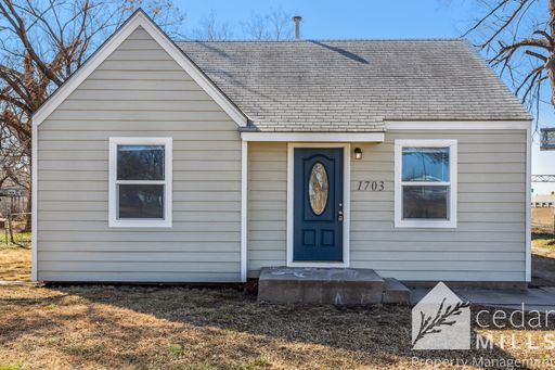 2 bedroom Home, Large Garage and Yard! – photo 1