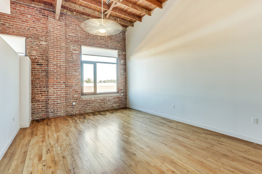 Gorgeous 1 Bed/ 1 Bath Downtown Loft available soon! – photo 1