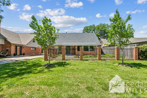 Mid Century Modern Gem in the Heart of The Village MOVE IN SPECIAL – photo 1