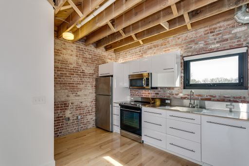 2 bed Downtown with GARAGE PARKING!!! – photo 1