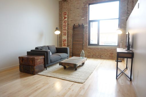 1st floor loft, near the front door! – photo 1