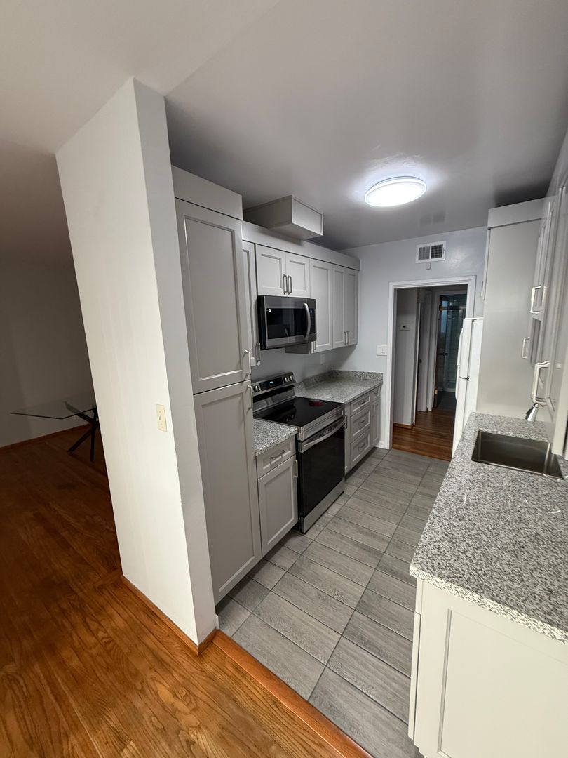 Berkeley Apartment: 2435 Hilgard Ave