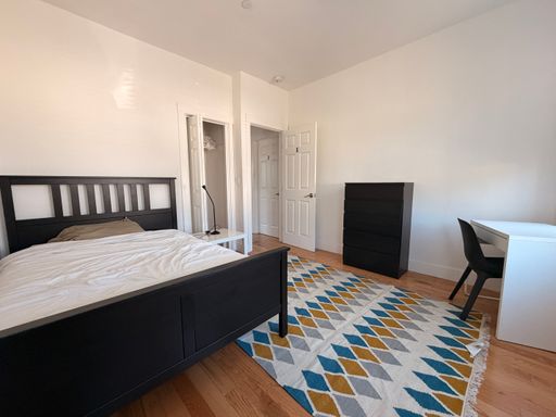 1 Room inside a 4 Bedroom Apartment – photo 1