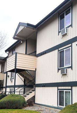 Middle (2nd) floor 660 sq ft 1-bedroom with garage