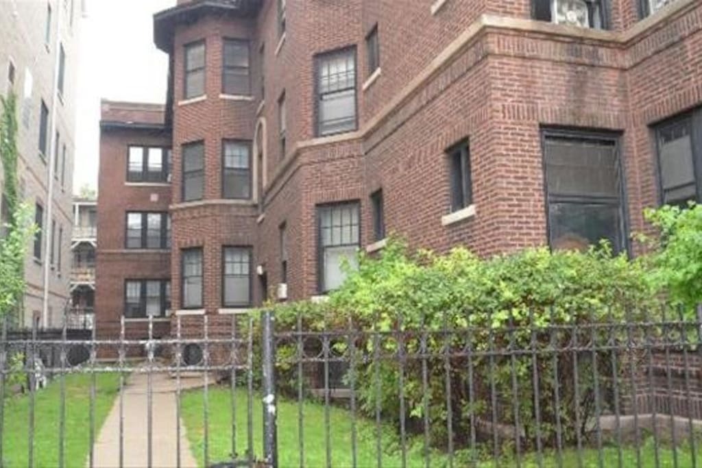 Chicago Apartment: 735 W. Belmont Ave. Unit 2-F
