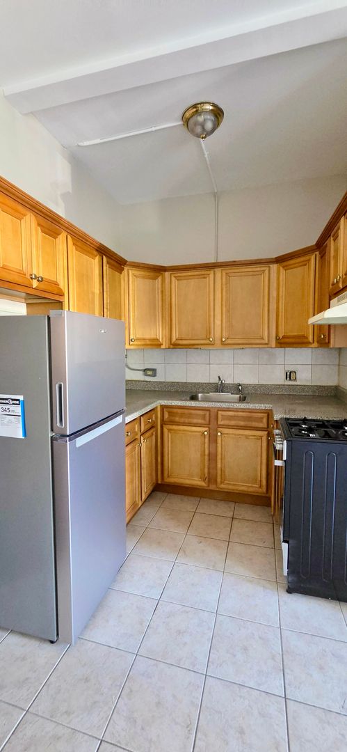 Chicago Apartment: 4764 N. Virginia, #105