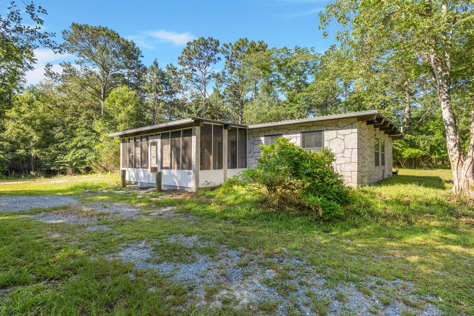 Hampstead House: 421 Buds Lane