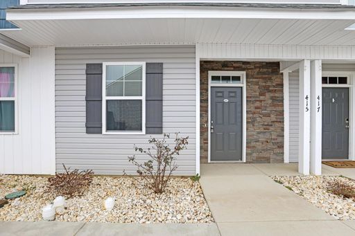 Large 3 story townhome near beach with community POOL and GYM!