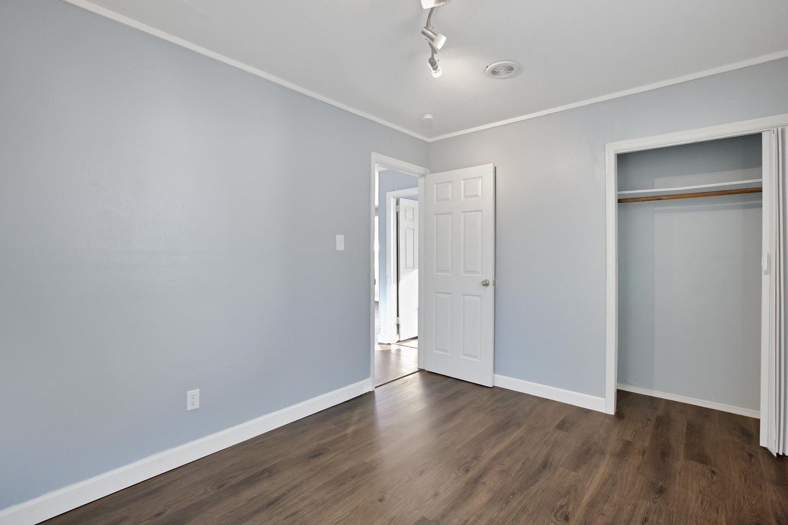 1201 Davis Street 13 of 20