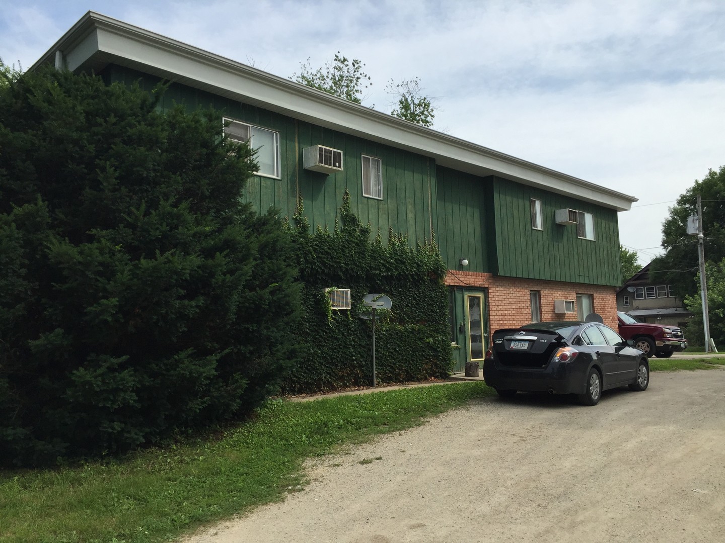 Waterloo Apartment: 425 Western Avenue 1-8