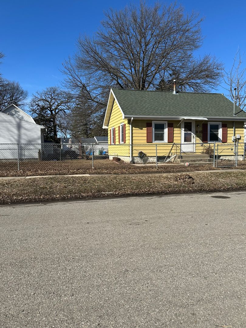 Waterloo House: 916 Evergreen Ave