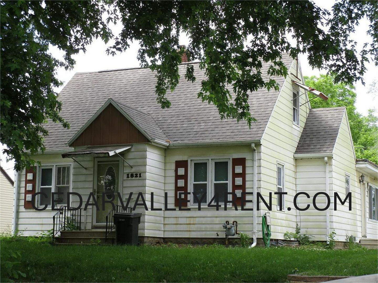 Waterloo House: 1821 Forest Ave