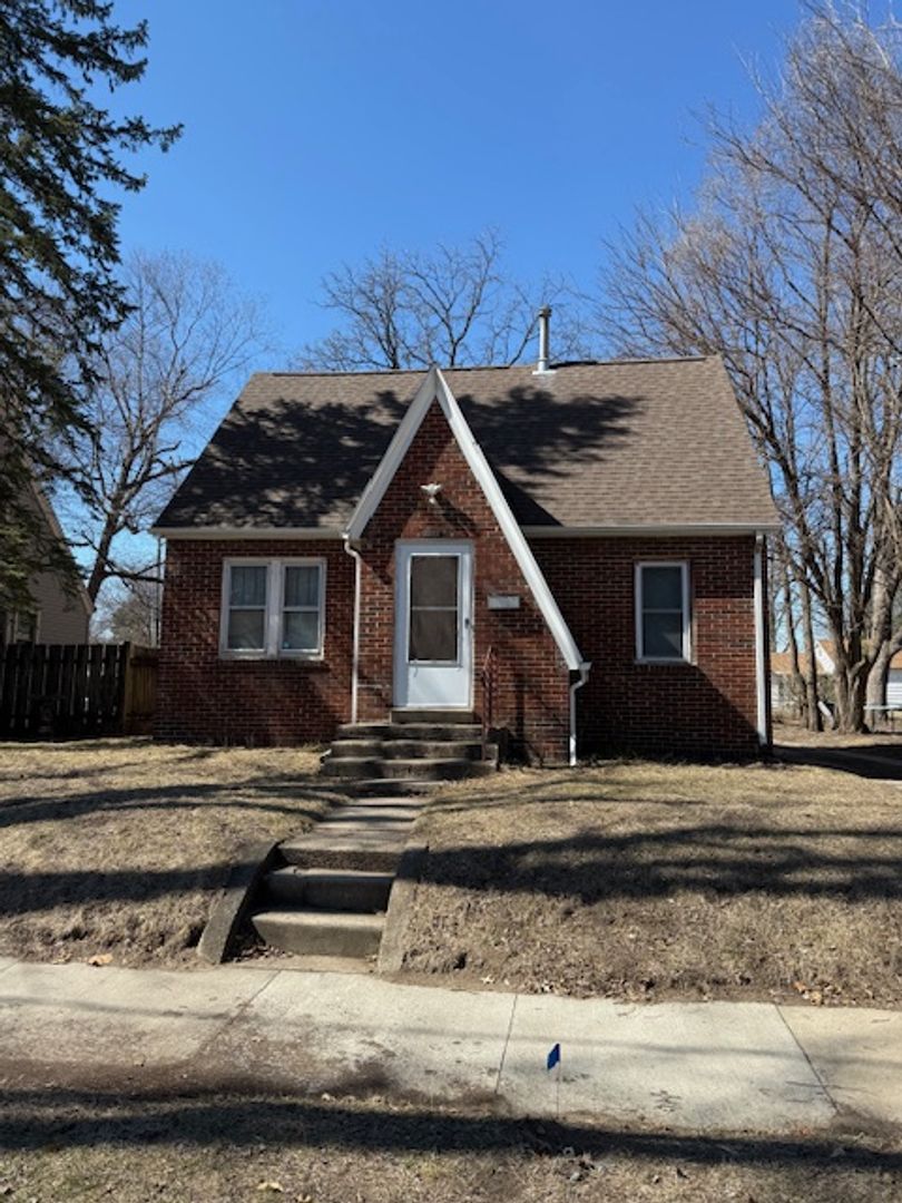 Waterloo House: 2747 E 4th St