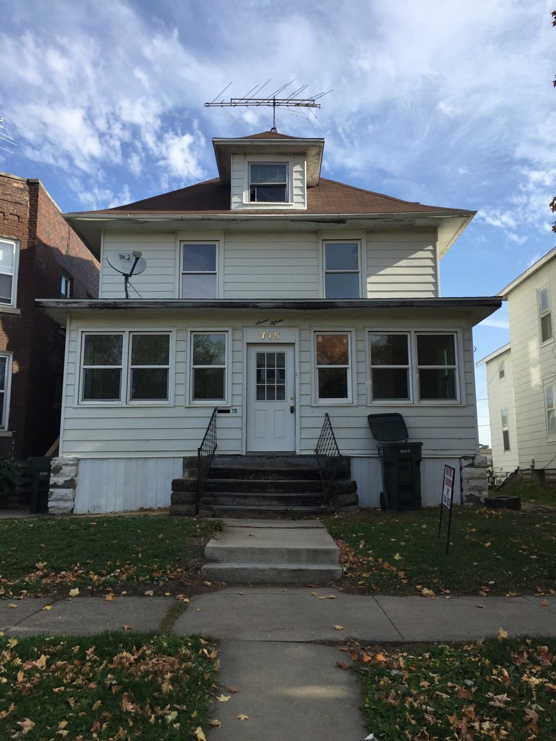 Waterloo Apartment: 715 South