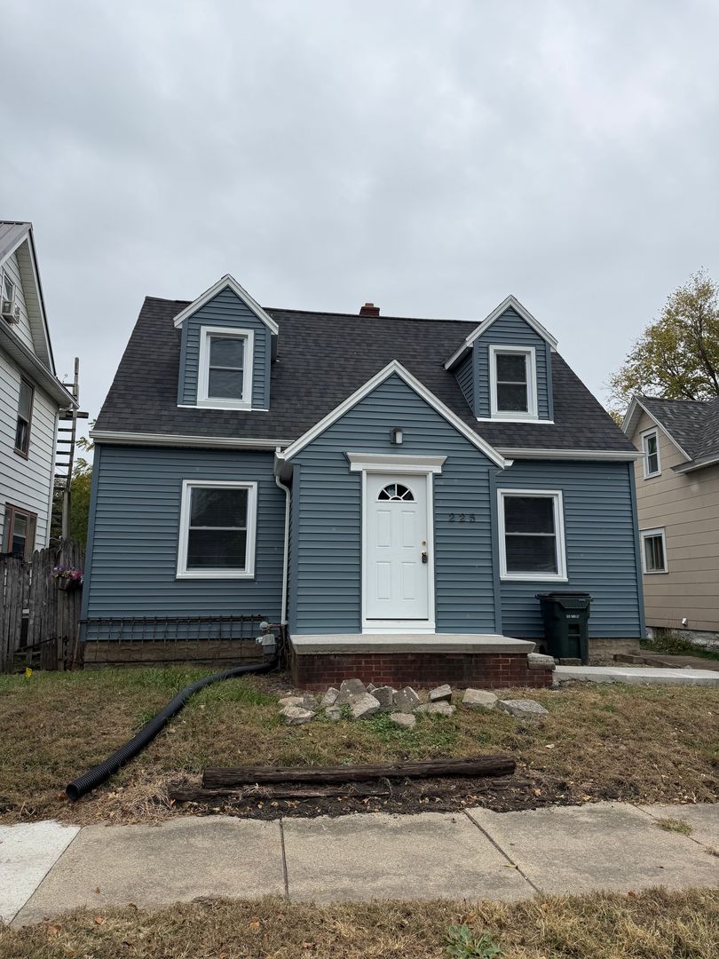 Waterloo House: 225 Sunnyside Ave