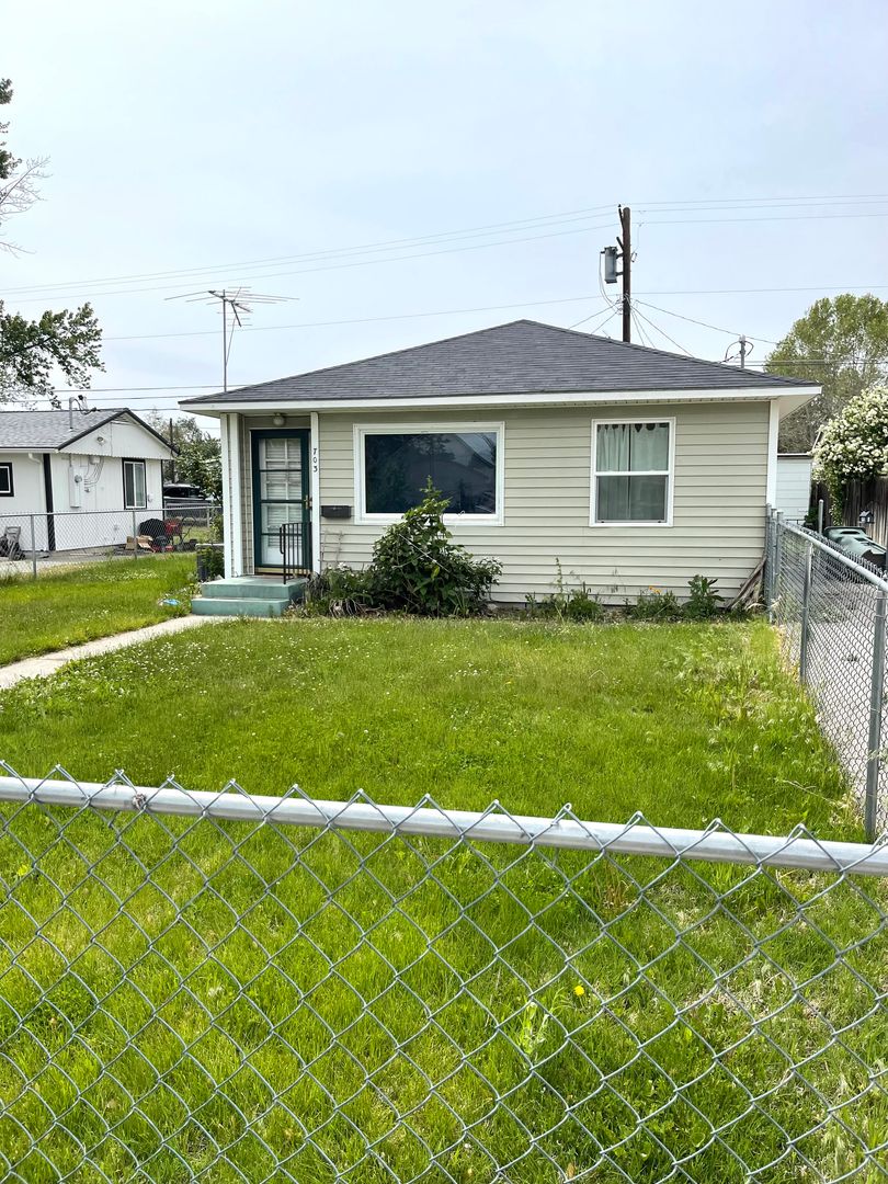 Richland House: 703 Winslow Ave
