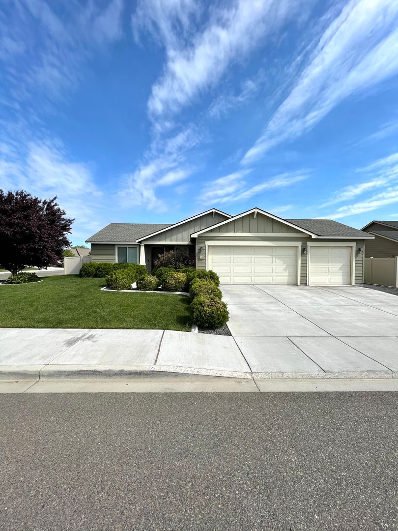 Kennewick House: 1598 W 44th Pl