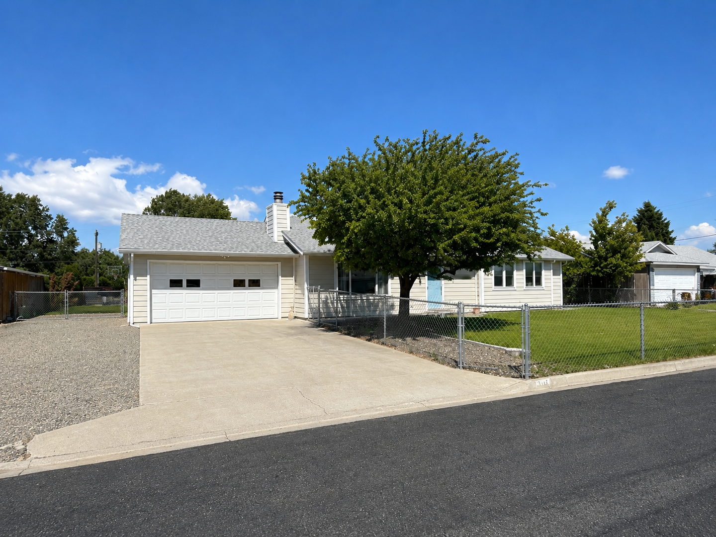Kennewick House: 704 w 45th Pl.
