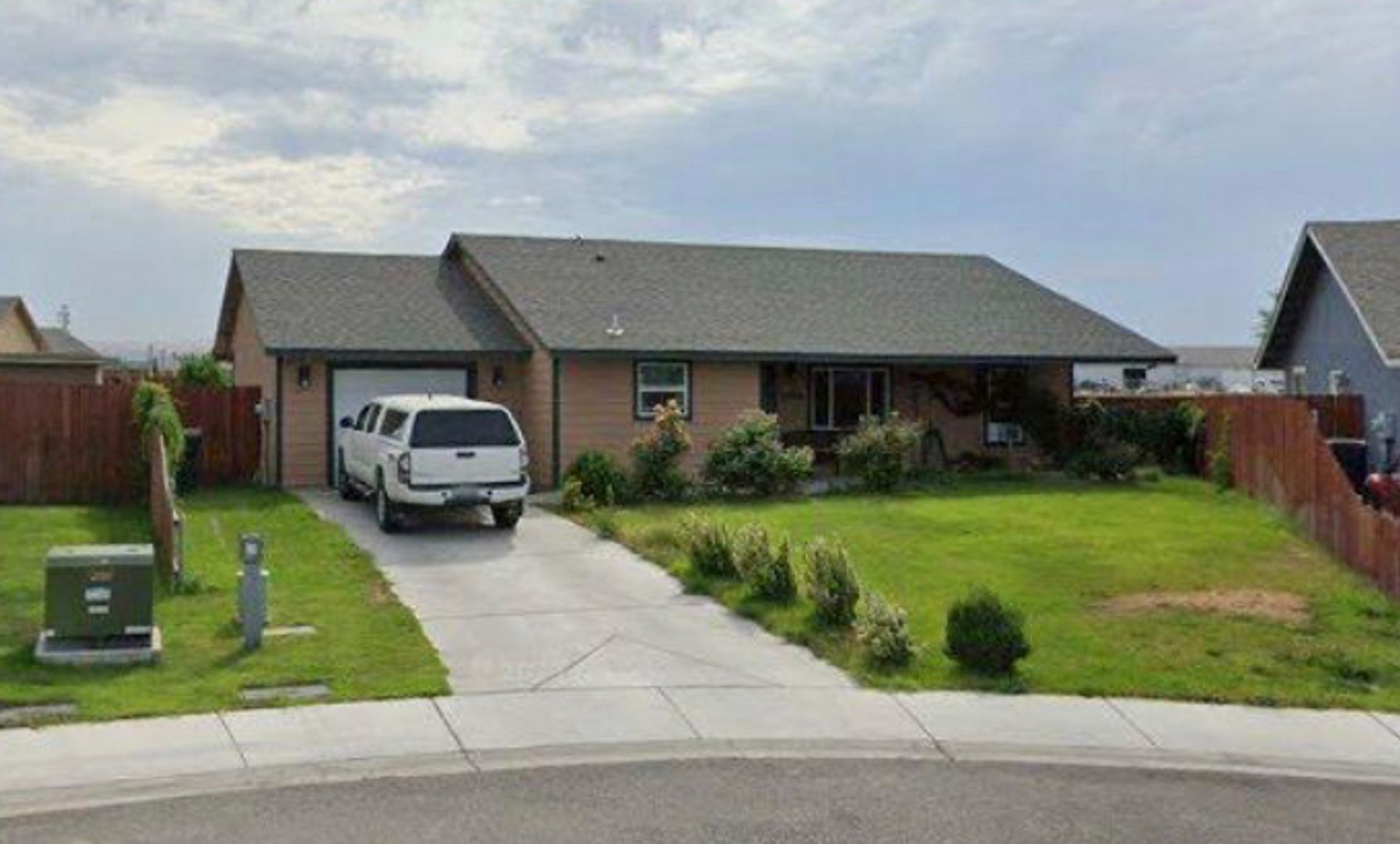 Pasco House: 1406 E Adelia Ct