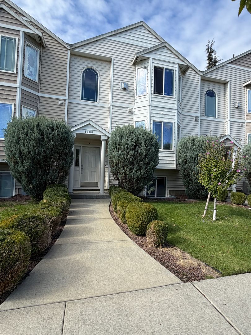 Pasco Townhome: 4906 RD 76