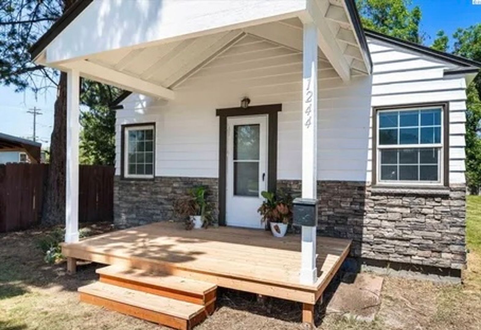 Kennewick House: 1244 W 1ST AVE