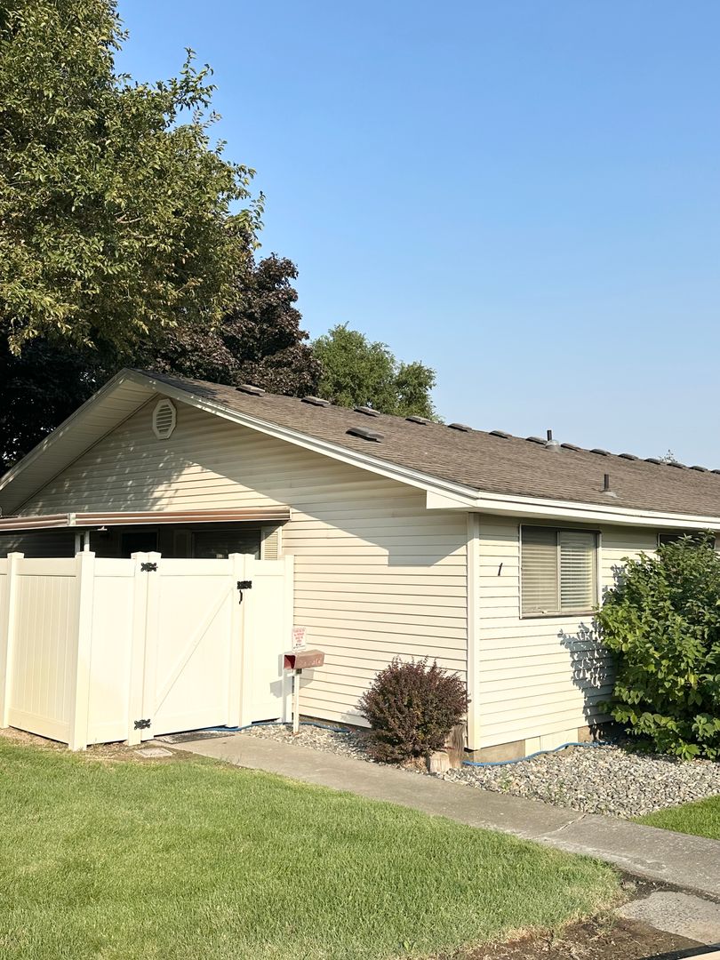 Kennewick Condo: 4203 W Kennewick Ave Unit 1