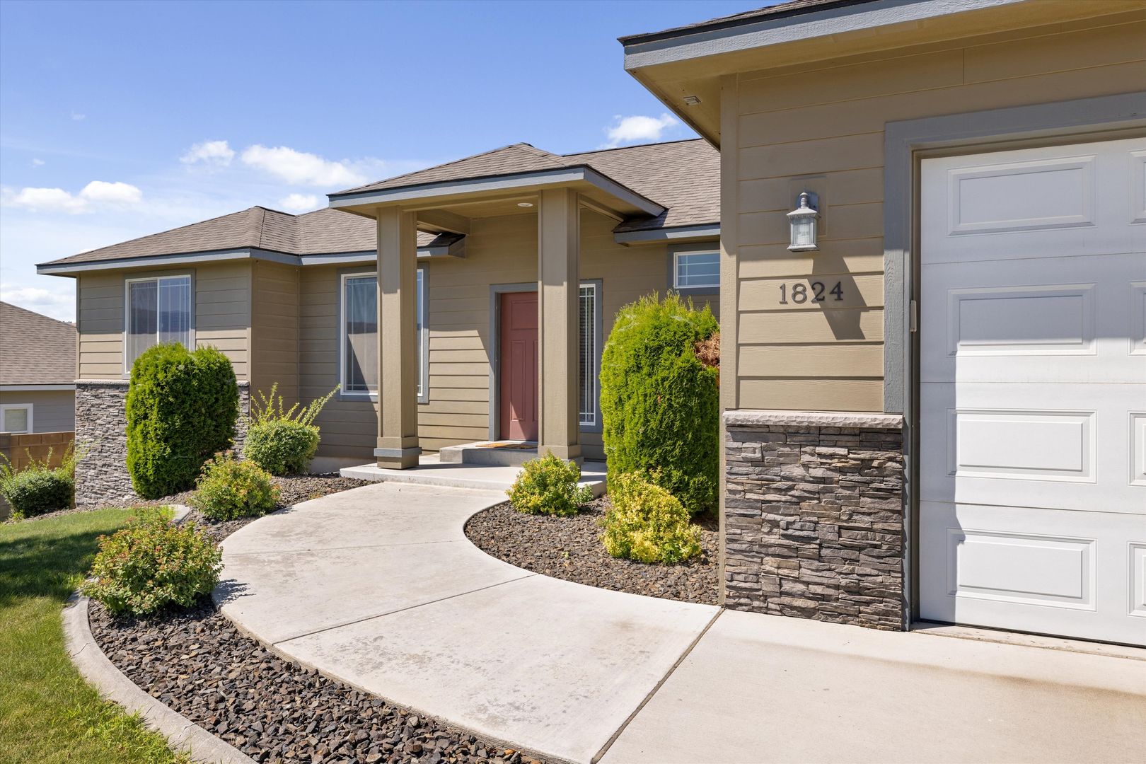 Kennewick House: 1824 Honeysuckle Drive