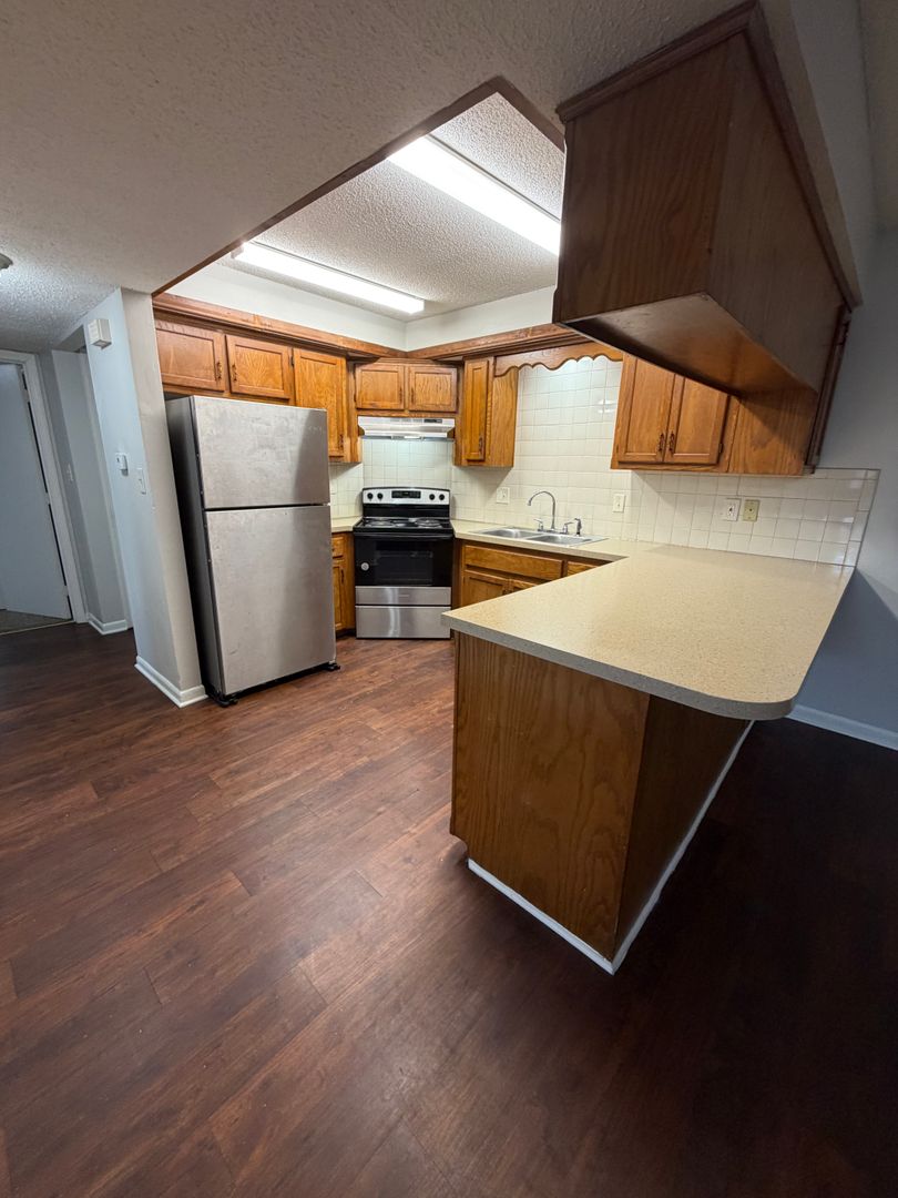 Gladstone Apartment: 6720 Randall Court