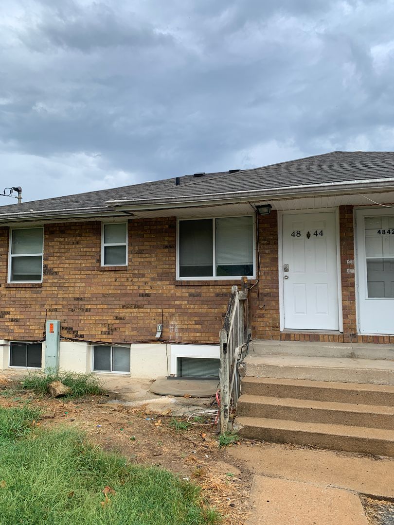 Riverside Apartment: 4820-4867 NW Homestead Rd. / Terr.