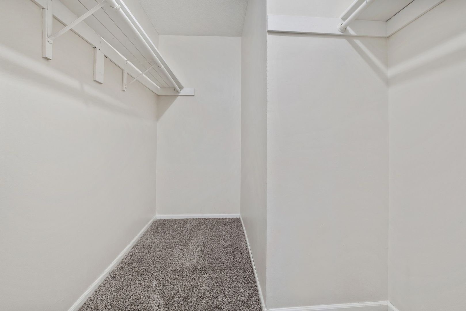 Olathe Apartment: 16615 W 139th St