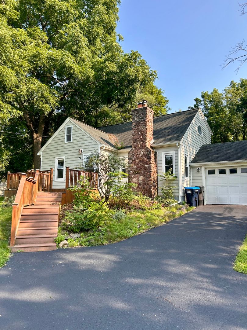 Rochester House: 79 River Meadow Drive